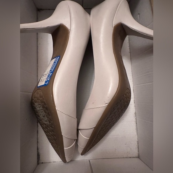 Michael Kors  Caroline Charm Pump in Vanilla color size 7 - Picture 3 of 5